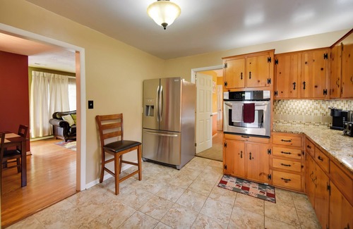 Hampton House | 5 Mi to Dtwn: Pet-Friendly Gem w/Yard in Hampton