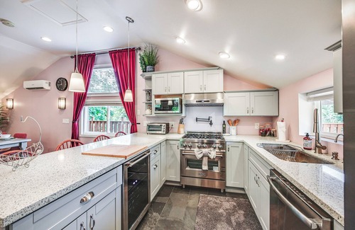 South End Apartment | 5 Mi to Dtwn Tacoma: Modern Studio Retreat