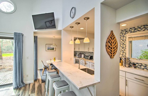 Mews Village Condo | 5 Mi to Mashpee Commons: Coastal Mashpee Condo