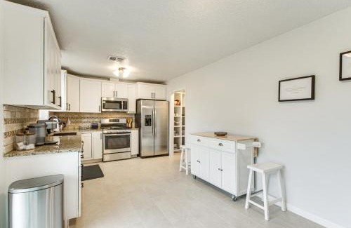 Lawton House | 5 Mi to Museum of the Great Plains Home with Patio