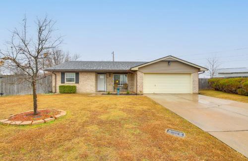 Lawton House | 5 Mi to Museum of the Great Plains Home with Patio
