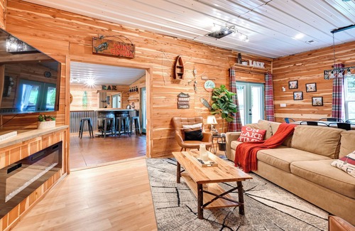Clarkson House | 5 Mi to Nolin Lake: Family Home w/Hot Tub!