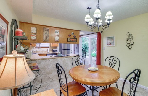 Gulf Breeze House | 5 Mi to Pensacola Beach: Townhome w/Yard!