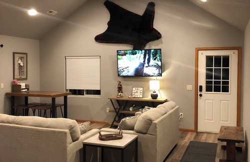 Pierre House | .5 mile to Lake Oahe boat access, 15 min from Pierre SD, wifi, oversized garage