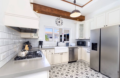 Esmeralda House | 5 min from Beach * Pool * Outdoor Shower