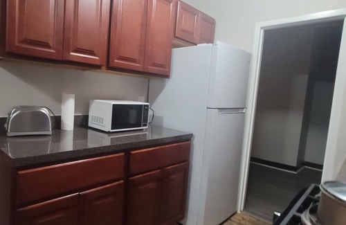 Wynnefield Apartment | 5 min from most food areas family apt. with balcony- with city view - sleeps 4+
