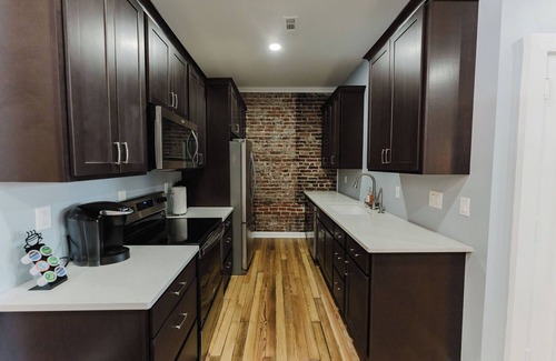 Downtown St. Louis Apartment | 5 min to Arch, Dome, Stadium, 2 BR 2 BA Sleeps 5, Historical exposed Brick Loft