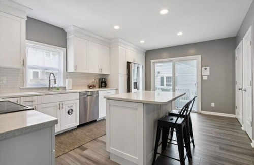 Buckroe Beach House | >5 min to beach | Laundry, WIFI, Parking, 30+ Days