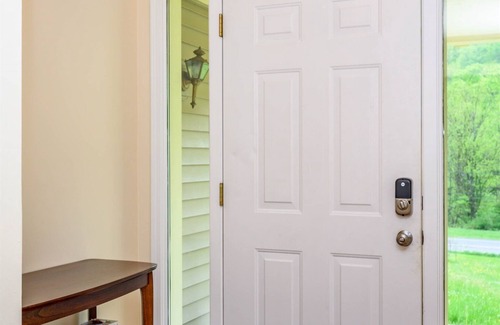 Naples House | 5 min to Canandaigua Lake, Hiking, Private Trails connect to County Trails