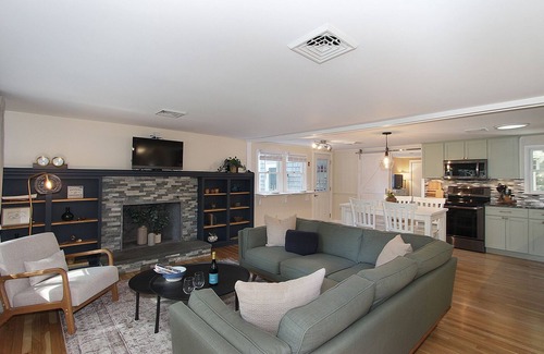 Sandwich House | 5 Min to Dining, Shops, Canal & Beach – Fire Pit, Grill, & Outdoor Dining