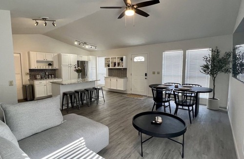 Gahanna House | 5-min to Easton! Modern home nestled in peaceful cul-de-sac in Gahanna!