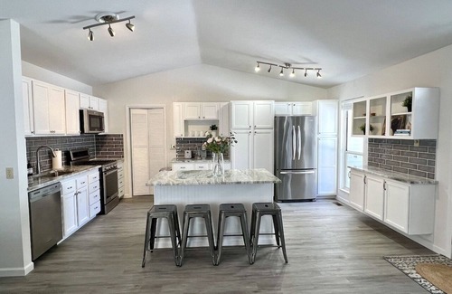 Gahanna House | 5-min to Easton! Modern home nestled in peaceful cul-de-sac in Gahanna!