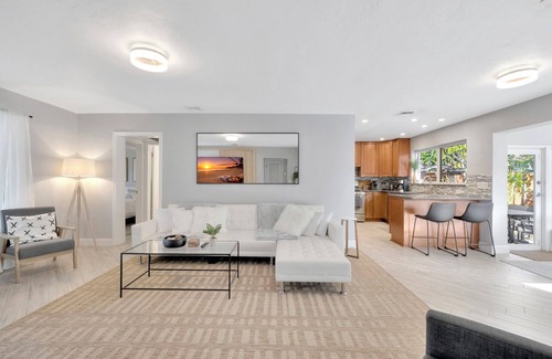 Pompano Beach House | 5 min to Pompano Beach ~ Putting Green ~ Pool Table ~ Outdoor Oasis