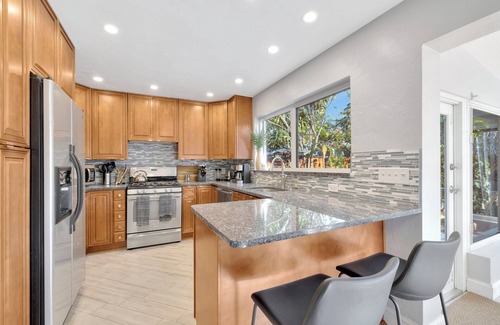 Pompano Beach House | 5 min to Pompano Beach ~ Putting Green ~ Pool Table ~ Outdoor Oasis