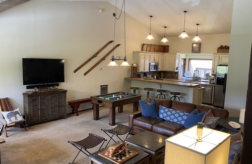 Mammoth Lakes Condo | 5 Min to Village to Ski Dine Shop BIke - Free Ski Locker at Canyon Lodge. Bus 81