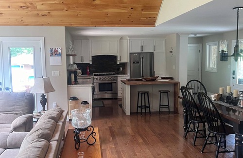Tiny Cottage | 5 min walk to the beaches of Georgian BaynFamily fun cottage, pool table