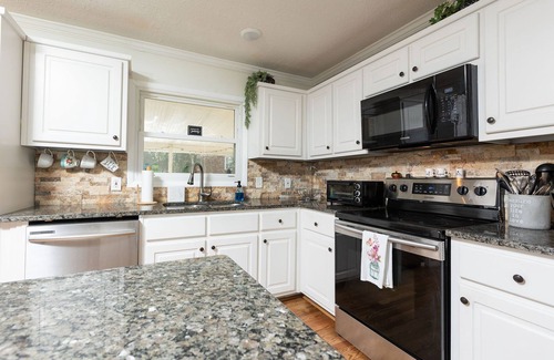 Columbus House | 5 min Walk to Cooper Creek. Cozy Outdoor Space! 15-20 minutes to Ft Moore.