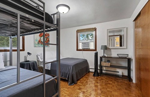Ashwaubenon House | 5 min walk to Lambeau & TitleTown!