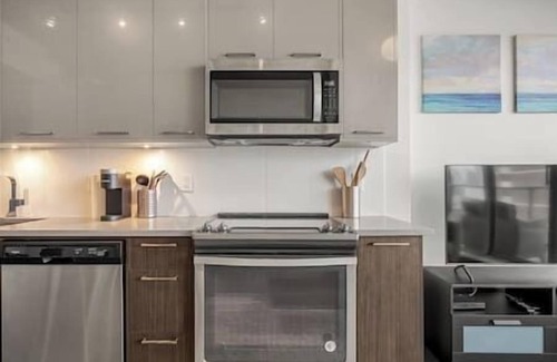 East Village Apartment | 5 min walk to Stampede | 2BR |AC |Near Frt Calgary