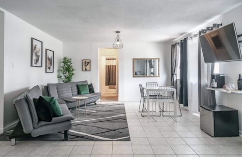 Fallsview House | 5 min walk to the falls Canada 20 Guest unit! Modern,