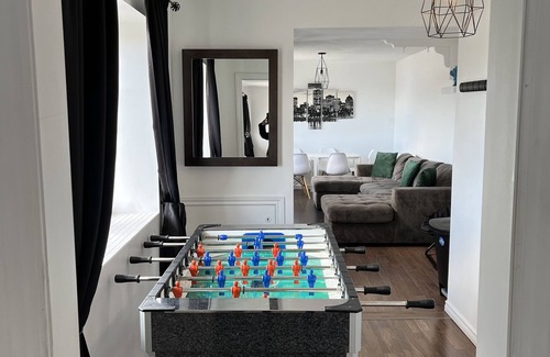 Fallsview House | 5 min walk to the falls Canada 20 Guest unit! Modern,