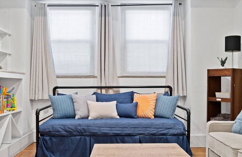 Old Town Triangle Condo | 5 min walk to the Lincoln Park Zoo!!