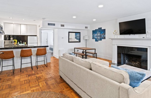 Old Town Triangle Condo | 5 min walk to the Lincoln Park Zoo!!