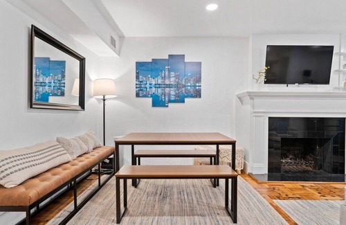 Old Town Triangle Condo | 5 min walk to the Lincoln Park Zoo!!
