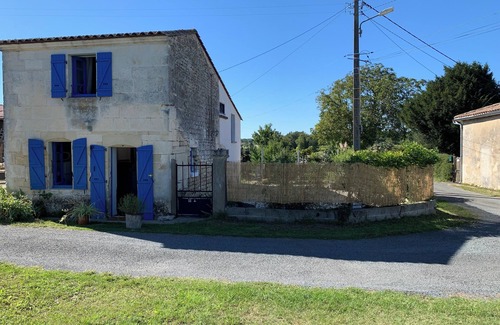 Saint-Simon-de-Bordes Cottage | 5 Mins from Les Thermes a Jonzac and Les Antilles! House, Gym swimming pool