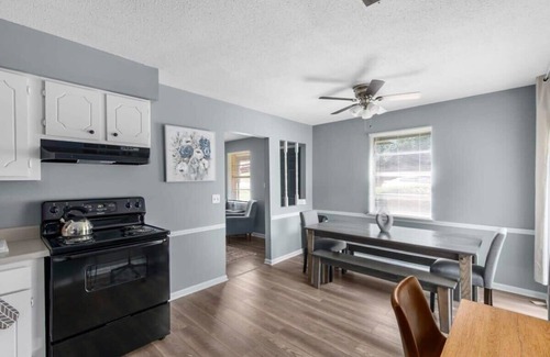 Norwood House | 5 Mins from Uptown & Near Airport- Norwood Nest