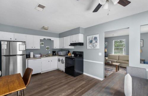 Norwood House | 5 Mins from Uptown & Near Airport- Norwood Nest