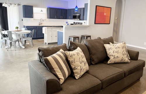 West San Antonio House | 5 mins or less to Sea World! BMT Family Getaway, BBQ & firepit! 3b/2bth