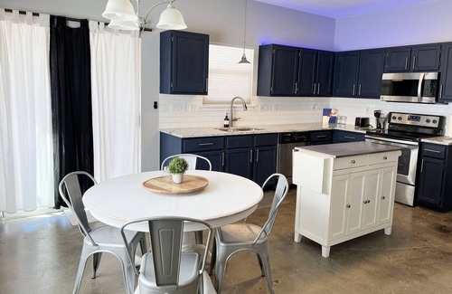 West San Antonio House | 5 mins or less to Sea World! BMT Family Getaway, BBQ & firepit! 3b/2bth