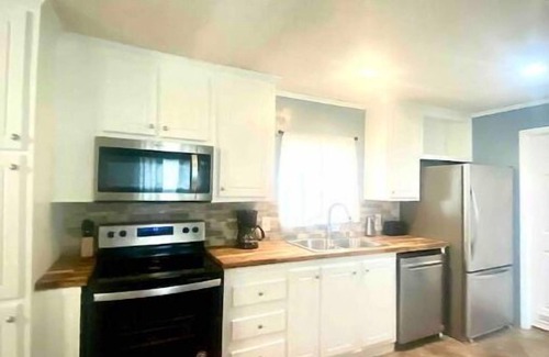 Sunshine House | 5 Mins to Dow, SNF, Westlake, Olin & Shintech!