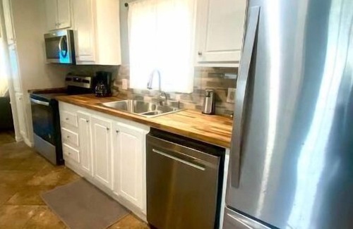 Sunshine House | 5 Mins to Dow, SNF, Westlake, Olin & Shintech!