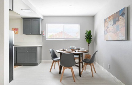 Alhambra Apartment | 5 Mins to DT Alhambra - Homey 2BR Apt W King Bed