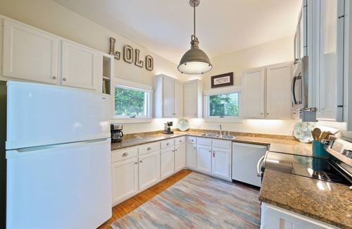 Seaside Cottage | 5 Mins to Seaside Beach, Prime Location, Amazing Porches + 2 Adult Bikes!