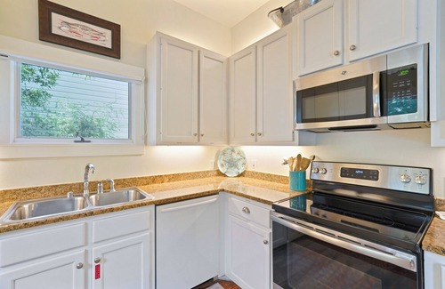 Seaside Cottage | 5 Mins to Seaside Beach, Prime Location, Amazing Porches + 2 Adult Bikes!