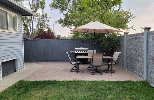 South Lethbridge Apartment | 5 minute walk to Henderson Lake!nCozy 3 bedroom basement suite w/private patio.