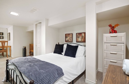 Rosedale House | 5 minute walk to Nature Trails and Golf Course 4 Bedroom Home