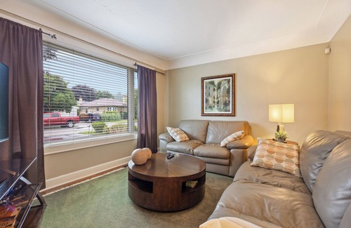 Rosedale House | 5 minute walk to Nature Trails and Golf Course 4 Bedroom Home
