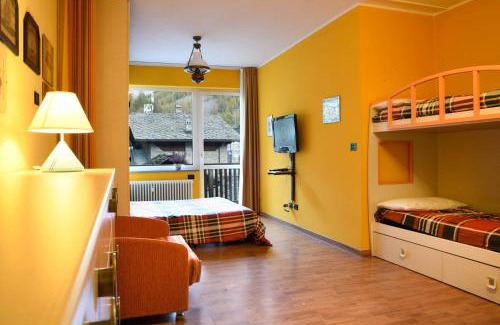 Tache Apartment | 5 Minutes from Monterosa Ski, Small Cottage
