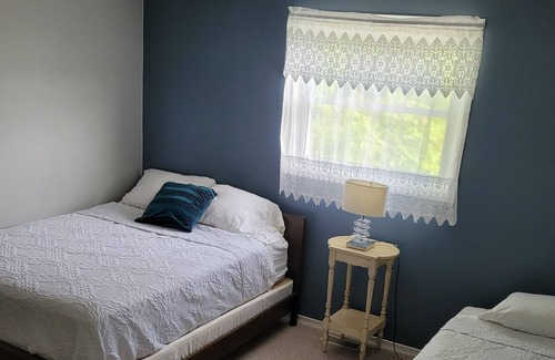 Port Stanley Cottage | 5 minutes from beach - 3 bedroom cottage - Port Stanely with large private yard
