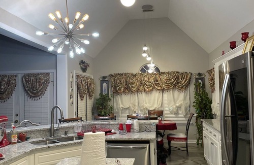 Peach Orchard House | 5 minutes from Diamond lake.