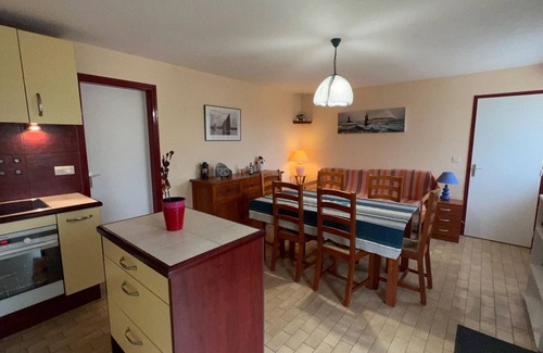 Locmariaquer Apartment | 5 minutes from the town and port and 1 km from the beaches garden apartment