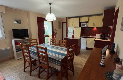 Locmariaquer Apartment | 5 minutes from the town and port and 1 km from the beaches garden apartment