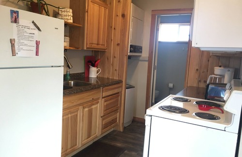 Burns Cottage | 5 minutes from town, lots of space for pets to run, quiet and private!