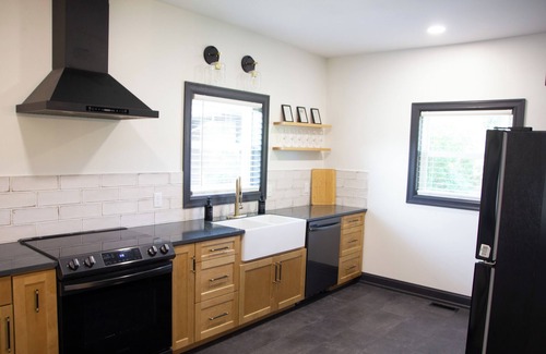 Niagara Falls House | 5 Minutes State Park-Newly Renovated Luxury Home 3BR 2 Bath - USA Side