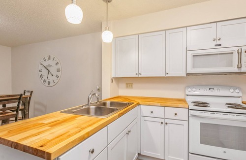 Weber Condo | 5 minutes to all your sporting needs, U of I Hospital and down town! 808WW