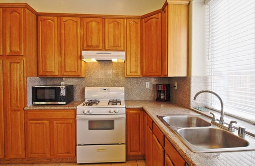 Antioch House | 5 Minutes to Antioch Medical Centers: 3 Bedroom Furnished Single-Story House